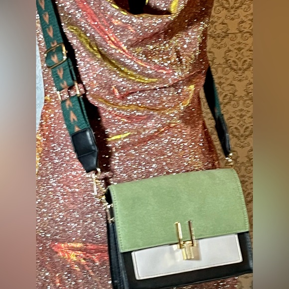 HP🌸Beautiful roomy like new crossbody unisex strap adjustable green and tan - Picture 9 of 15